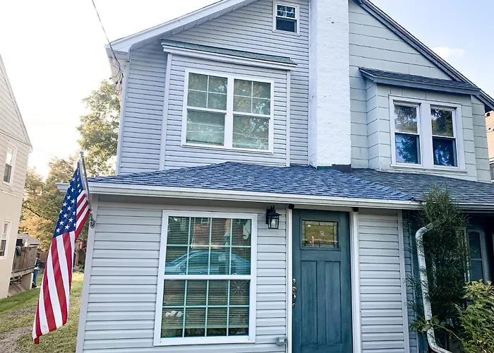 Cheerful & Modern Home W/ A Walkout Deck Area