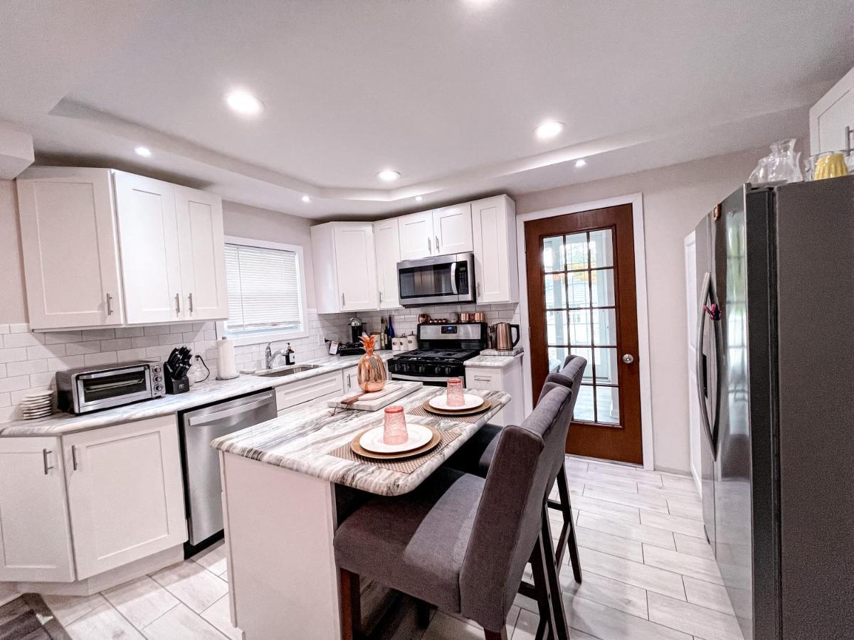 Cheerful & Modern W/ A Walkout Deck Area Holiday home Glenside